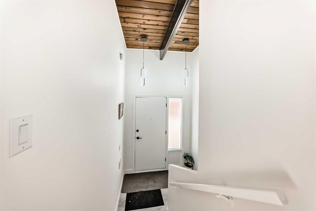 6508 34 Avenue NW, Calgary — photo 3 of 50