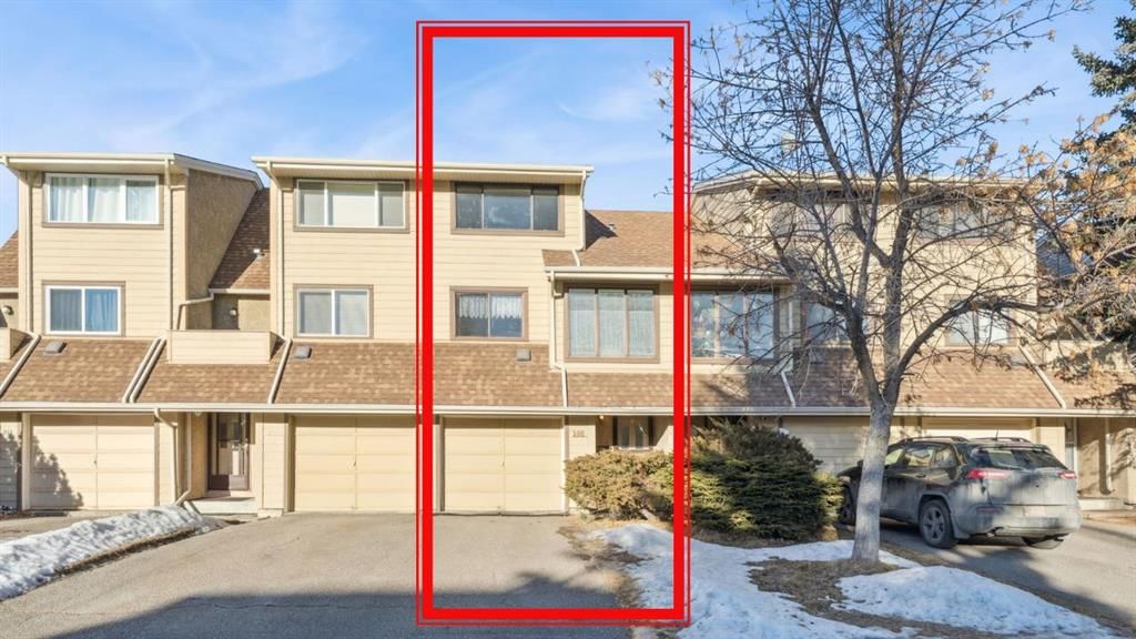 308 Woodvale Crescent SW, Calgary — photo 2 of 37