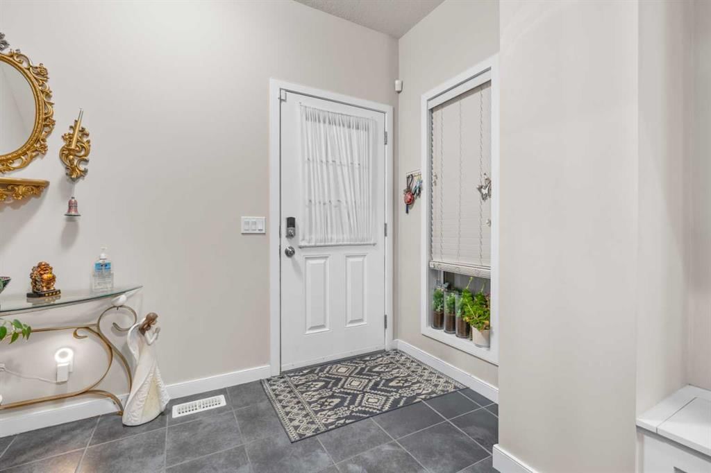28 Panton Court NW, Calgary — photo 2 of 44