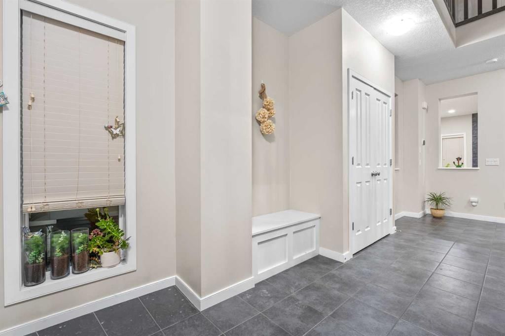 28 Panton Court NW, Calgary — photo 3 of 44