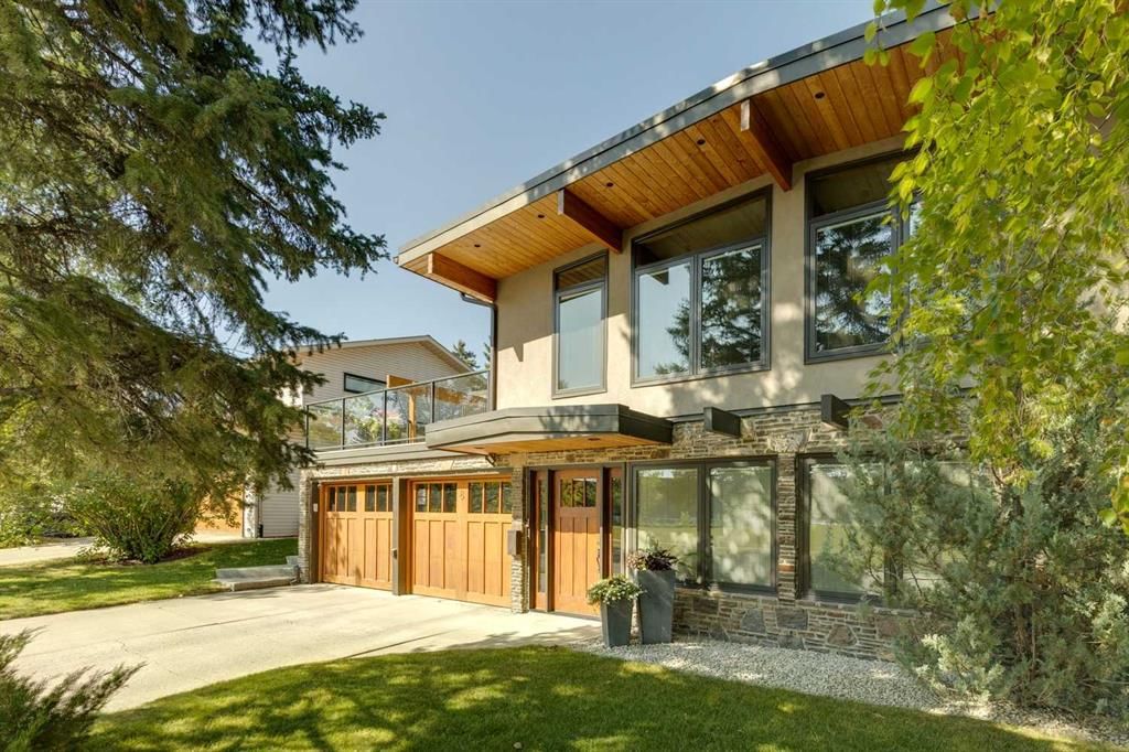 8 Vardana Place NW, Calgary — main listing photo
