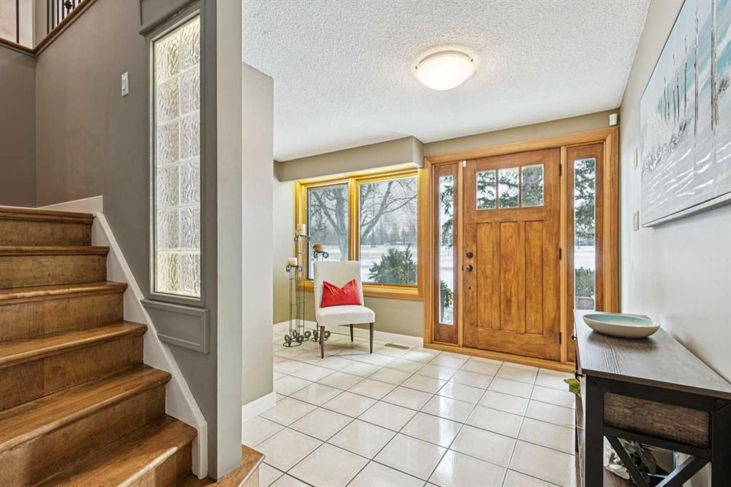 8 Vardana Place NW, Calgary — photo 3 of 50