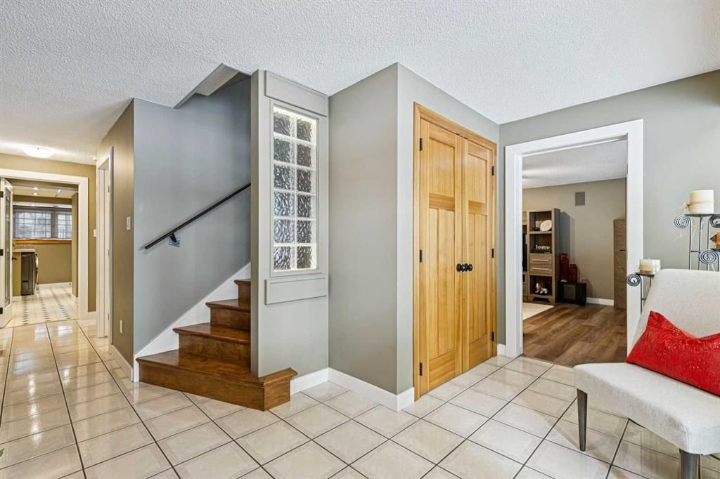 8 Vardana Place NW, Calgary — photo 4 of 50