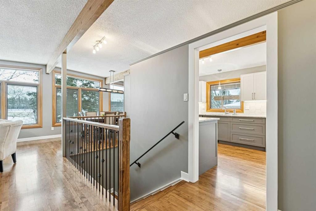 8 Vardana Place NW, Calgary — photo 5 of 50