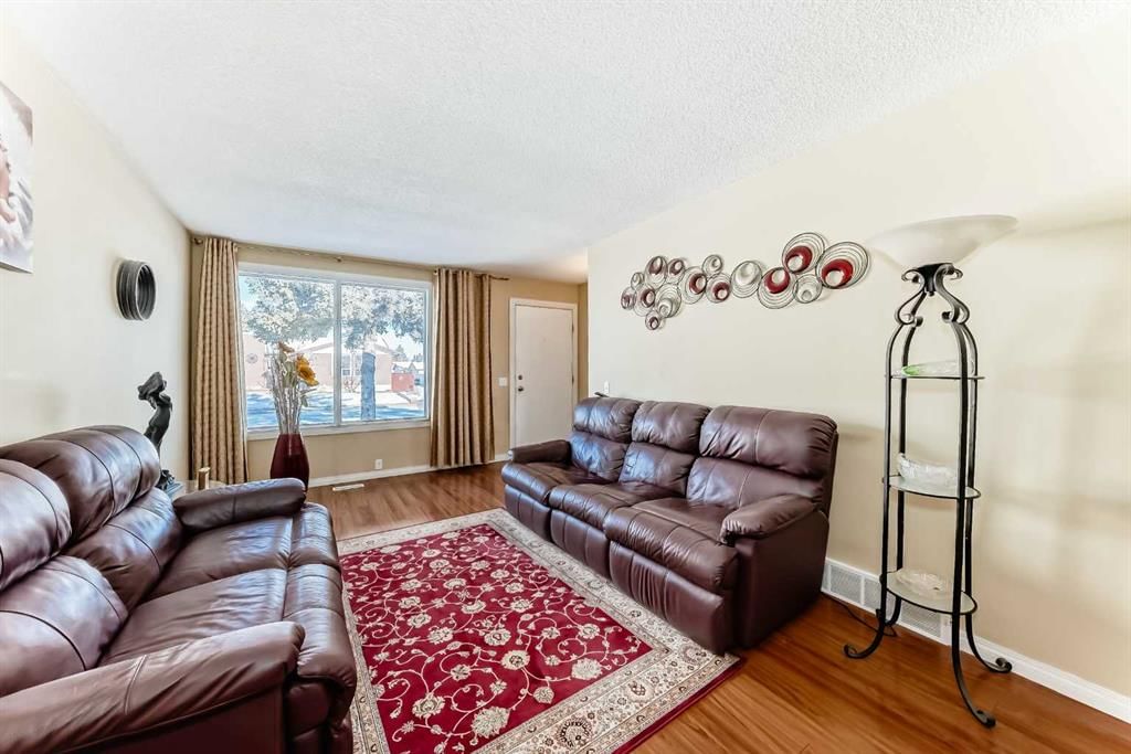 208 Bracewood Road SW, Calgary — photo 3 of 46