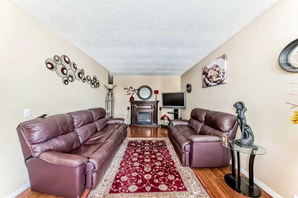 208 Bracewood Road SW, Calgary — photo 4 of 46