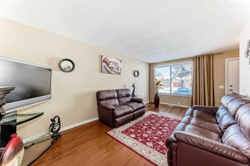 208 Bracewood Road SW, Calgary — photo 5 of 46