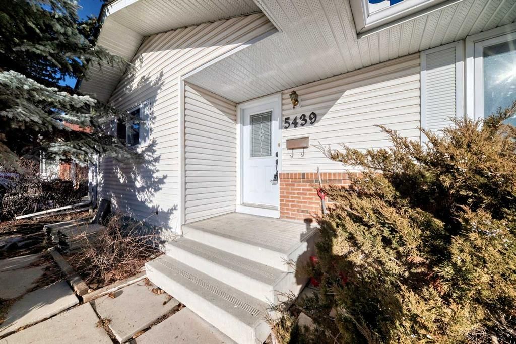 5439 Dalrymple Crescent NW, Calgary — photo 3 of 46