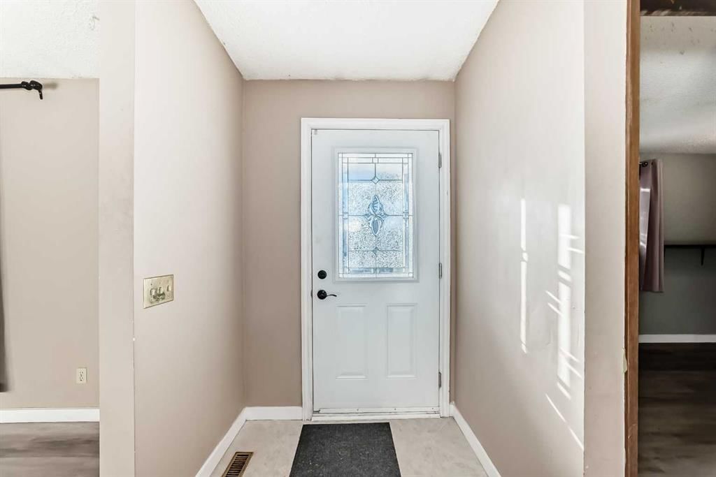 5439 Dalrymple Crescent NW, Calgary — photo 4 of 46