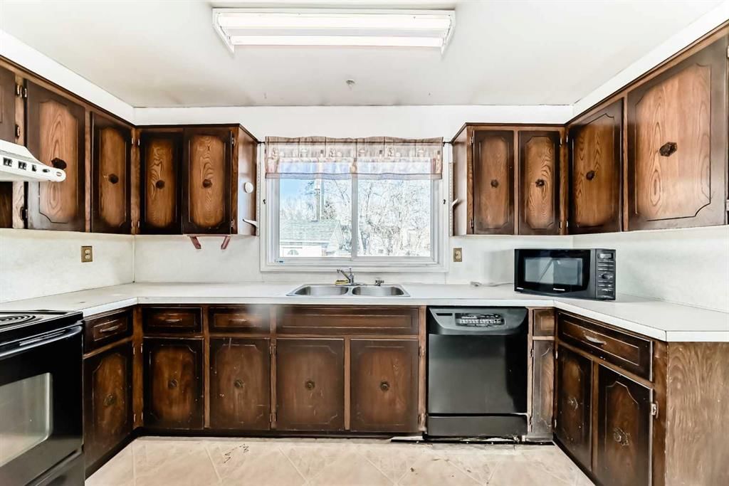 5439 Dalrymple Crescent NW, Calgary — photo 5 of 46