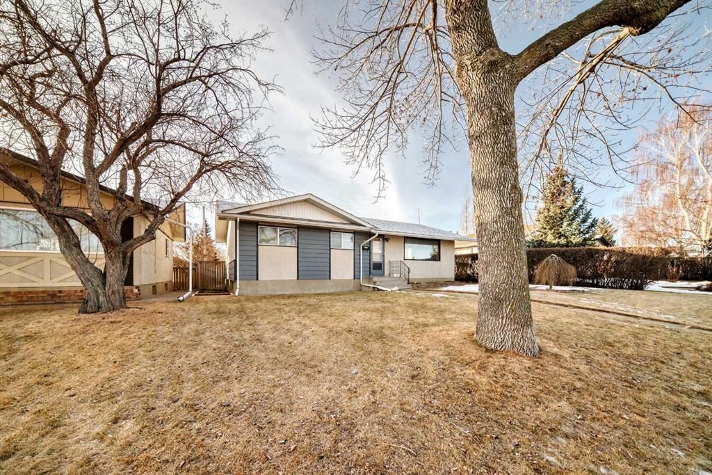 4703 35 Avenue SW, Calgary — photo 2 of 50