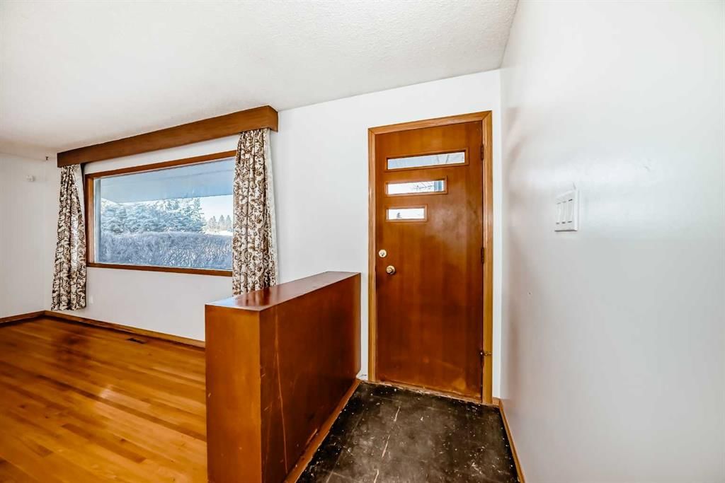 4703 35 Avenue SW, Calgary — photo 3 of 50