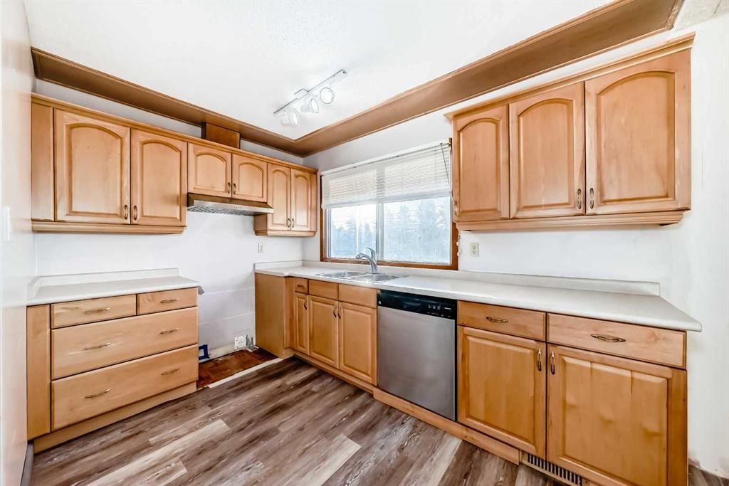 4703 35 Avenue SW, Calgary — photo 4 of 50