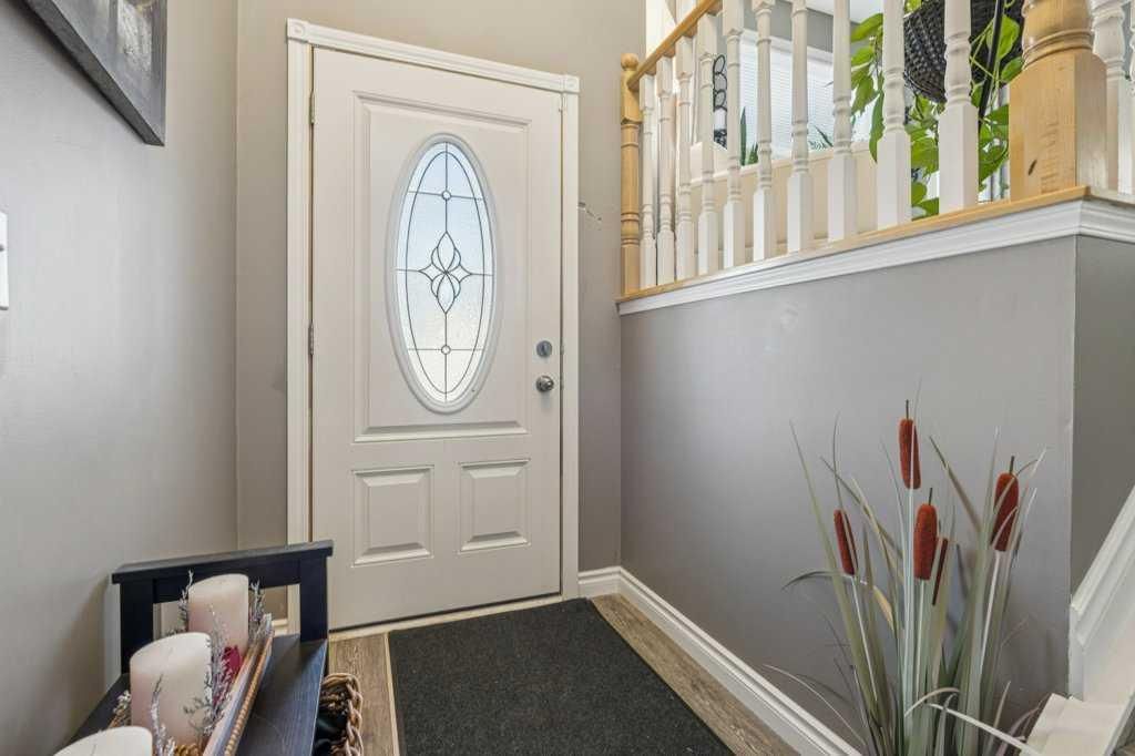11 Somervale Drive SW, Calgary — photo 3 of 38