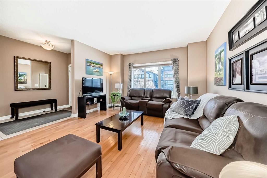 3921 1 Street NW, Calgary — photo 3 of 43