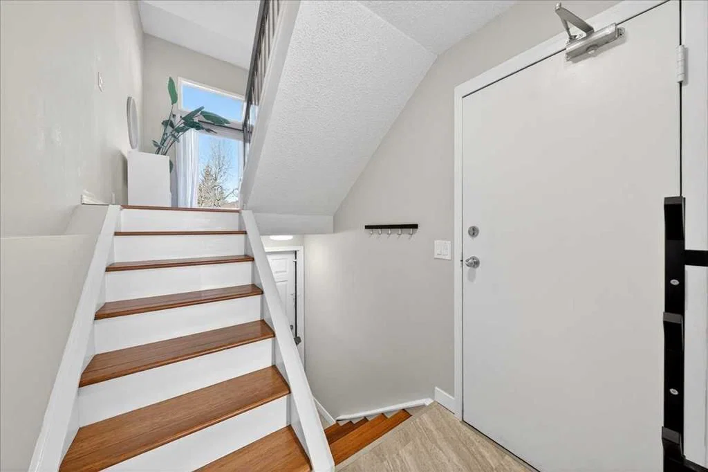 112 Glamis Terrace SW, Calgary — photo 5 of 42