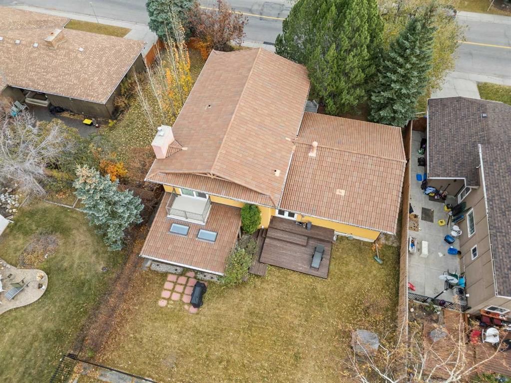 124 Canterbury Drive SW, Calgary — photo 2 of 25