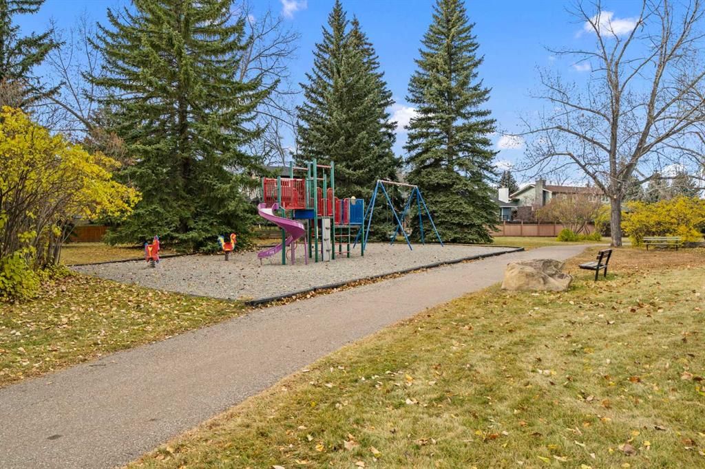 124 Canterbury Drive SW, Calgary — photo 3 of 25