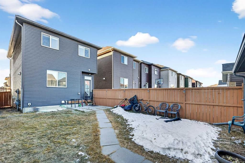 140 Savanna Road NE, Calgary — photo 4 of 30
