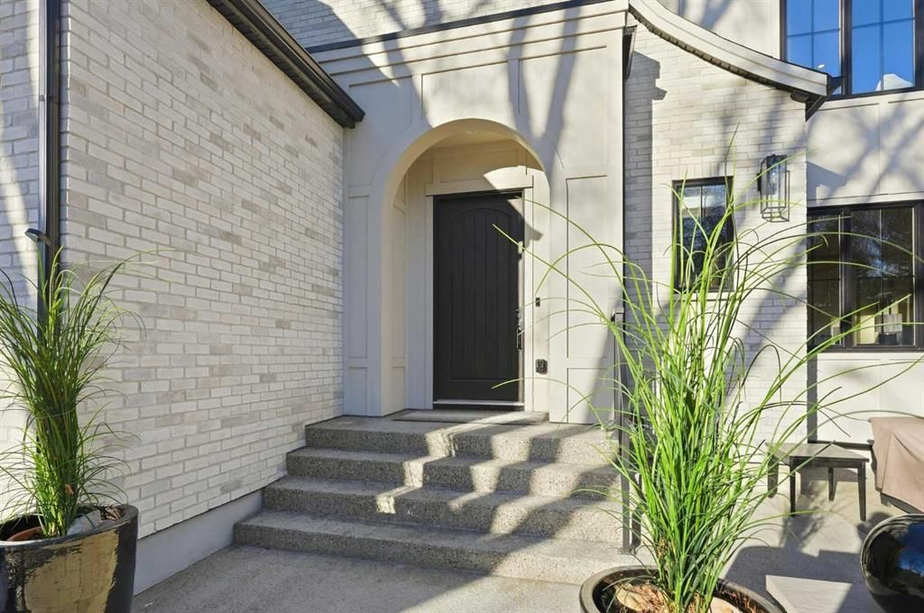 2040 56 Avenue SW, Calgary — photo 2 of 50