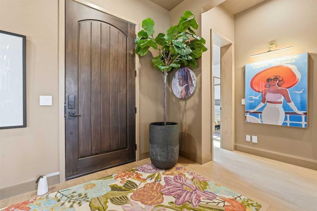 2040 56 Avenue SW, Calgary — photo 3 of 50