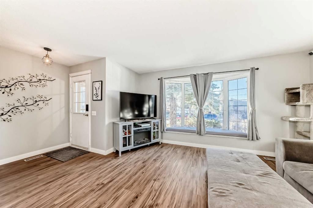 7840 20A Street SE, Calgary — photo 5 of 46
