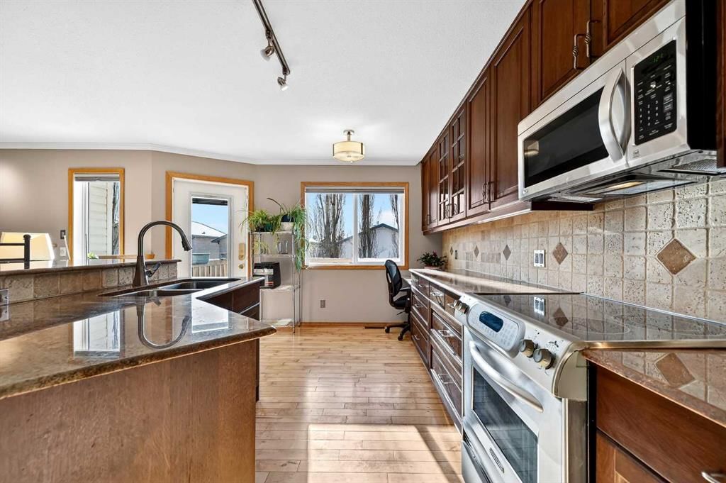 30 Tuscarora Way NW, Calgary — photo 2 of 42