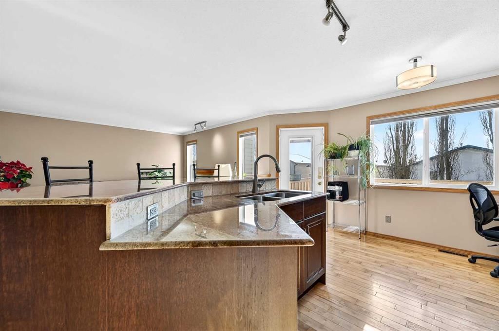 30 Tuscarora Way NW, Calgary — photo 4 of 42