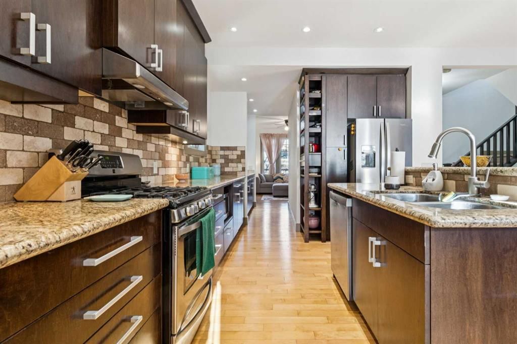 1827 Westmount Road NW, Calgary — photo 3 of 34