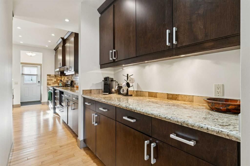1827 Westmount Road NW, Calgary — photo 4 of 34