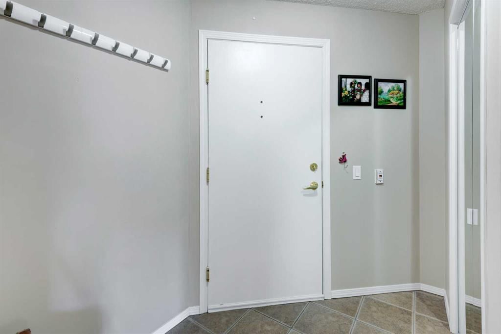 3301, Millrise Point SW, Calgary — photo 4 of 49
