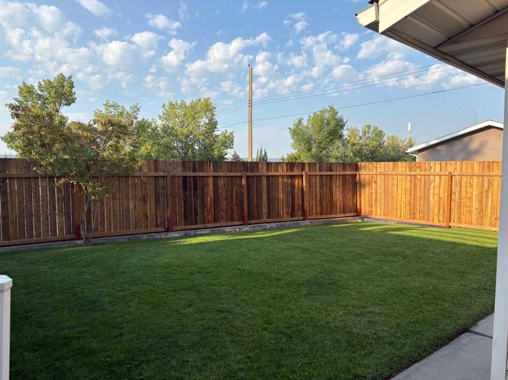 95 Silver Brook Drive NW, Calgary — photo 2 of 43