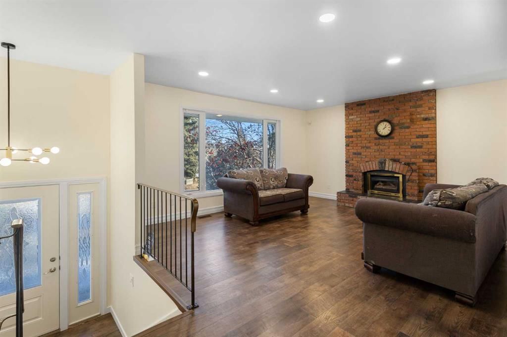 95 Silver Brook Drive NW, Calgary — photo 3 of 43
