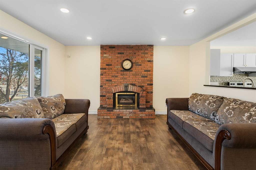 95 Silver Brook Drive NW, Calgary — photo 4 of 43