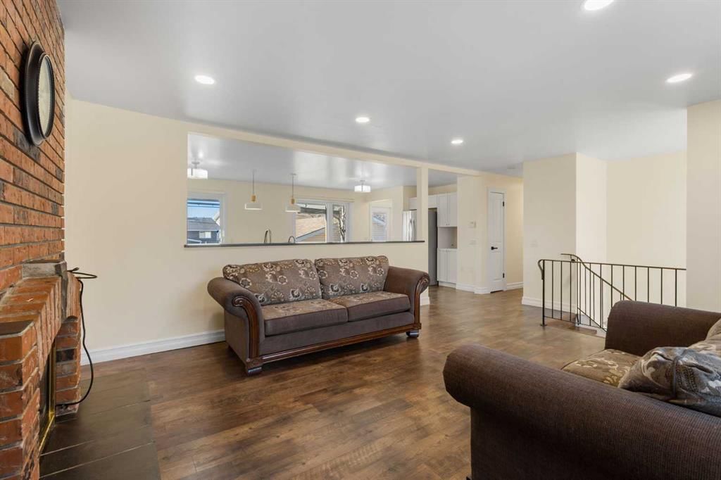95 Silver Brook Drive NW, Calgary — photo 5 of 43