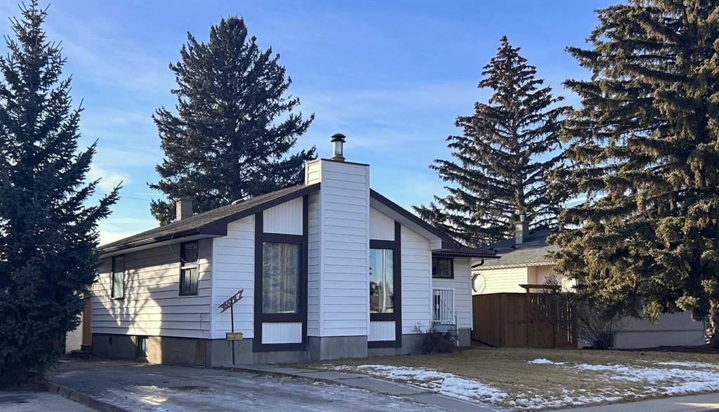 4647 29 Avenue NW, Calgary — main listing photo