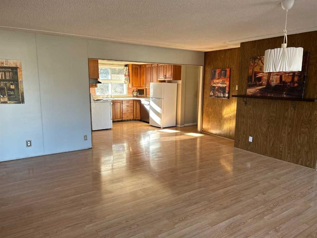 4647 29 Avenue NW, Calgary — photo 4 of 27