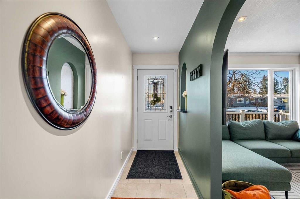 4636 Montana Drive NW, Calgary — photo 3 of 50