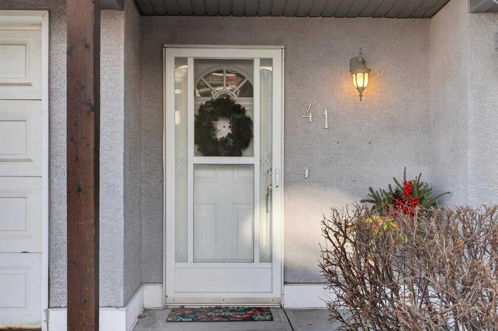 41 Sandarac Villas NW, Calgary — photo 2 of 46