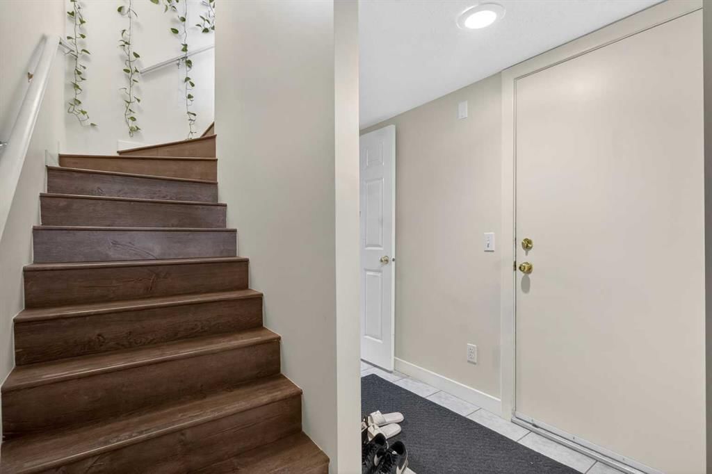 41 Sandarac Villas NW, Calgary — photo 4 of 46