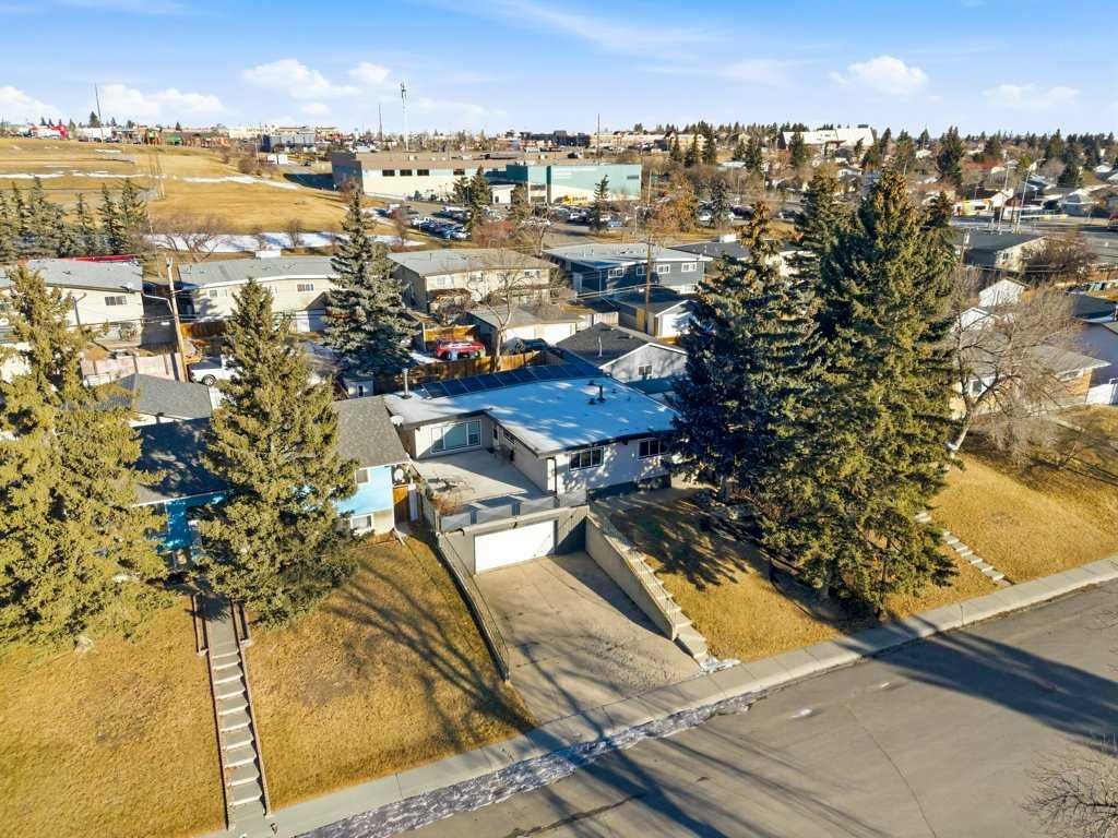 524 Hunterplain Hill NW, Calgary — photo 2 of 38