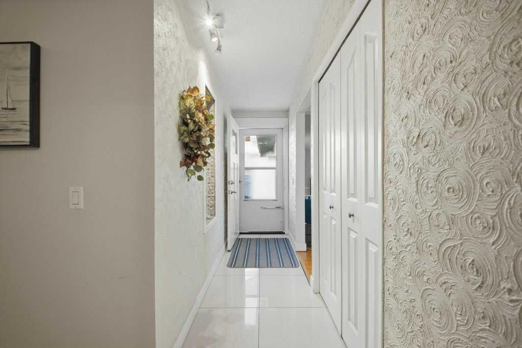 524 Hunterplain Hill NW, Calgary — photo 5 of 38