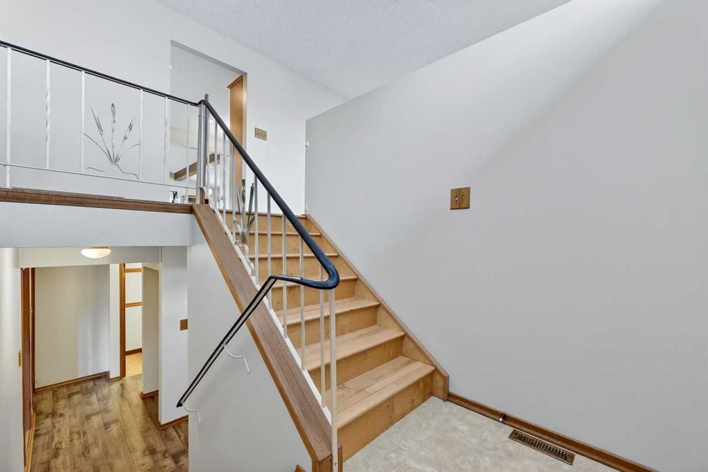 5315 Valiant Drive NW, Calgary — photo 2 of 47