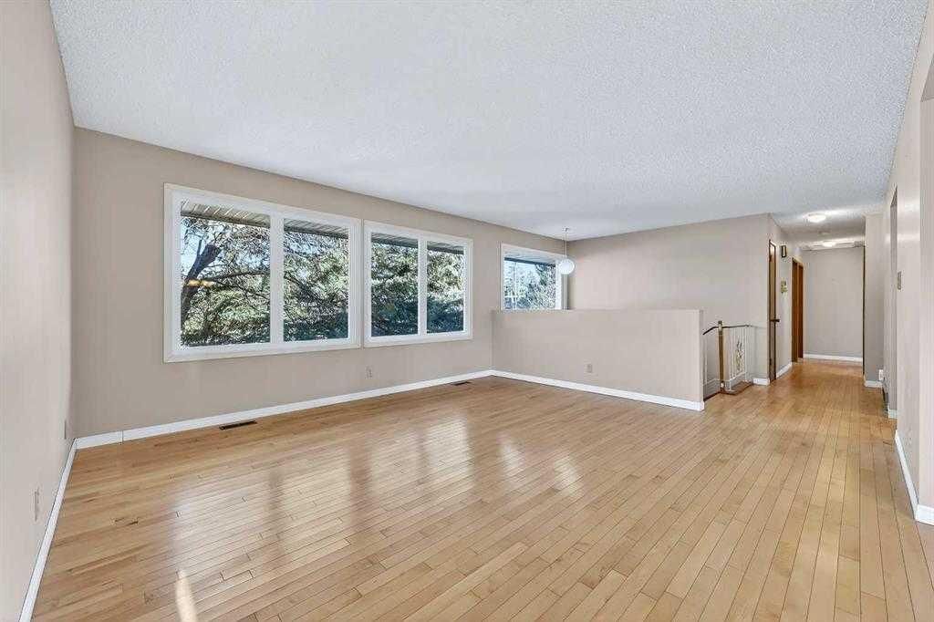 5315 Valiant Drive NW, Calgary — photo 5 of 47