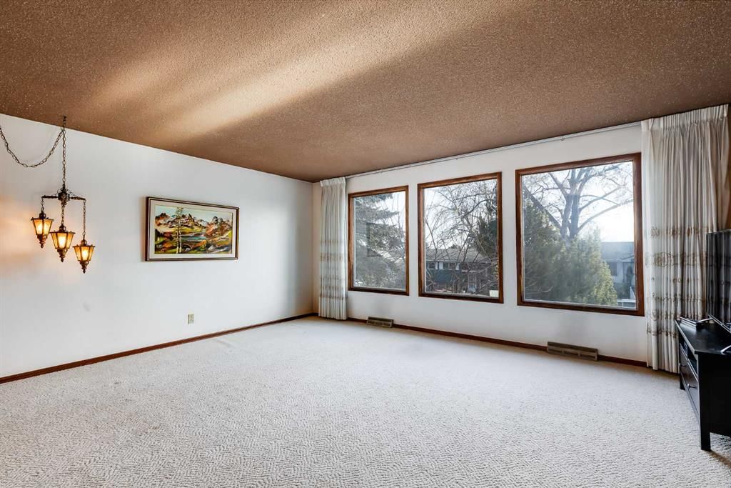 732 Hunts Crescent NW, Calgary — photo 3 of 40