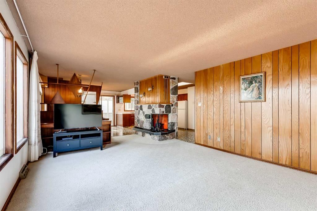 732 Hunts Crescent NW, Calgary — photo 4 of 40
