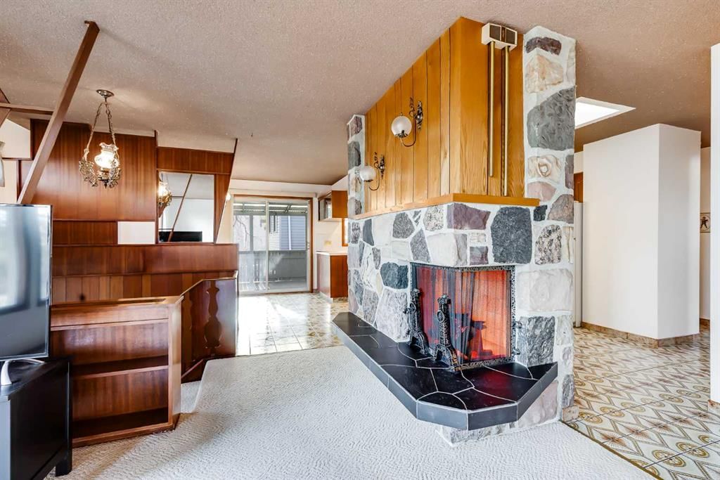 732 Hunts Crescent NW, Calgary — photo 5 of 40