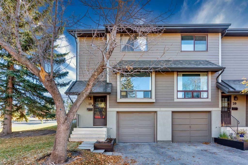 19, 5019 46 Avenue SW, Calgary — photo 2 of 23
