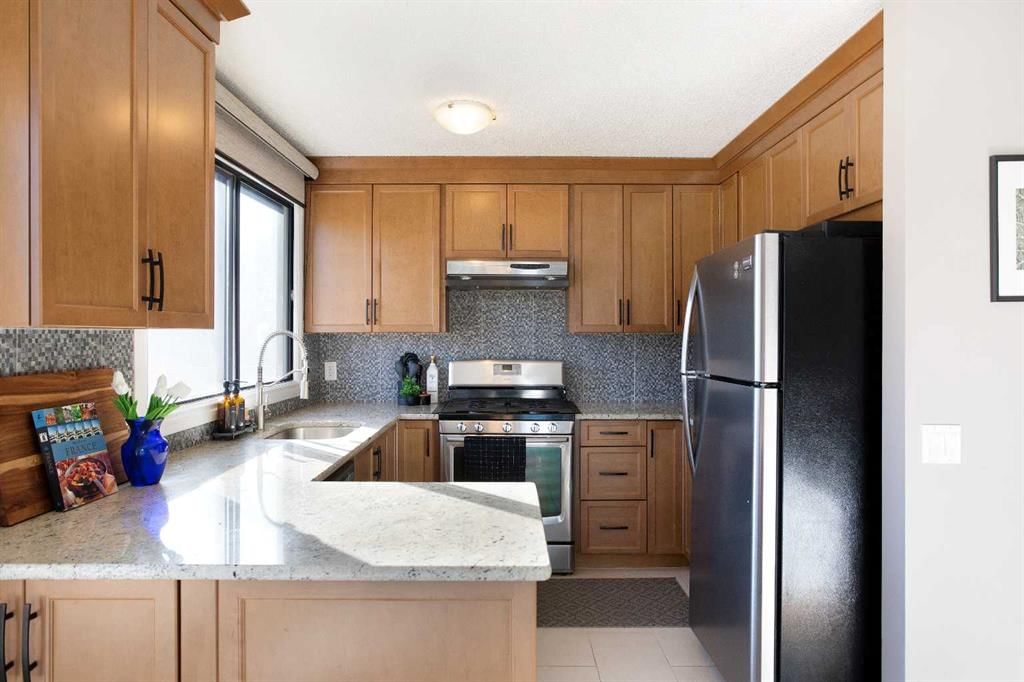 19, 5019 46 Avenue SW, Calgary — photo 5 of 23