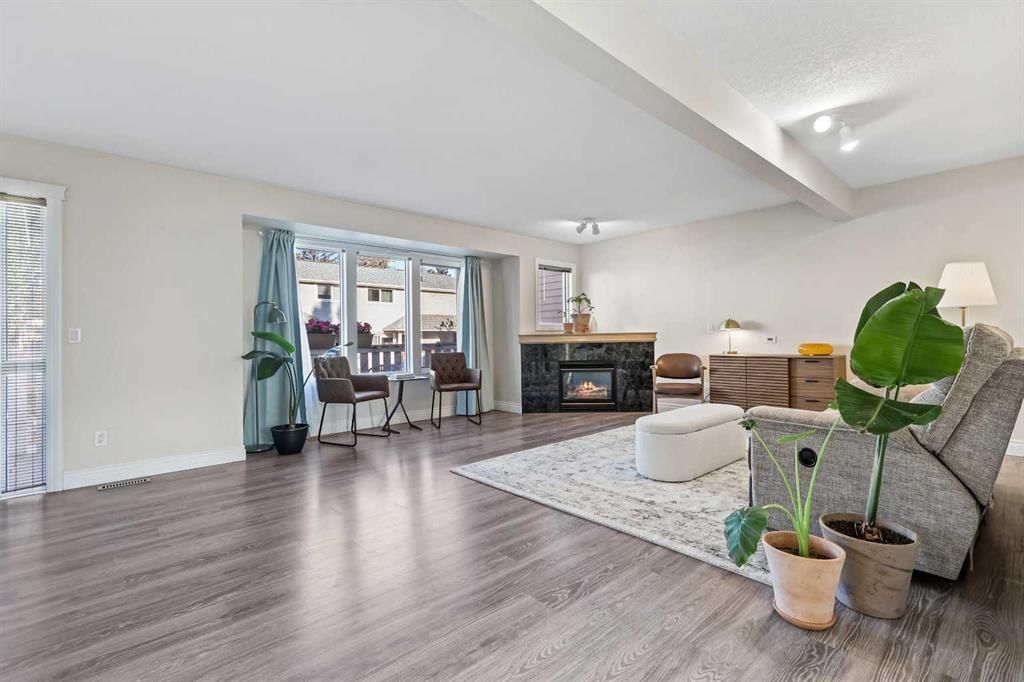 392 Killarney Glen Court SW, Calgary — photo 4 of 34
